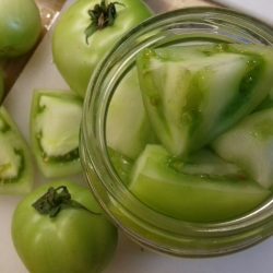 Πράσινες ντομάτες τουρσί, δυο τρόποι εύκολης παρασκευής (ΒΙΝΤΕΟ)