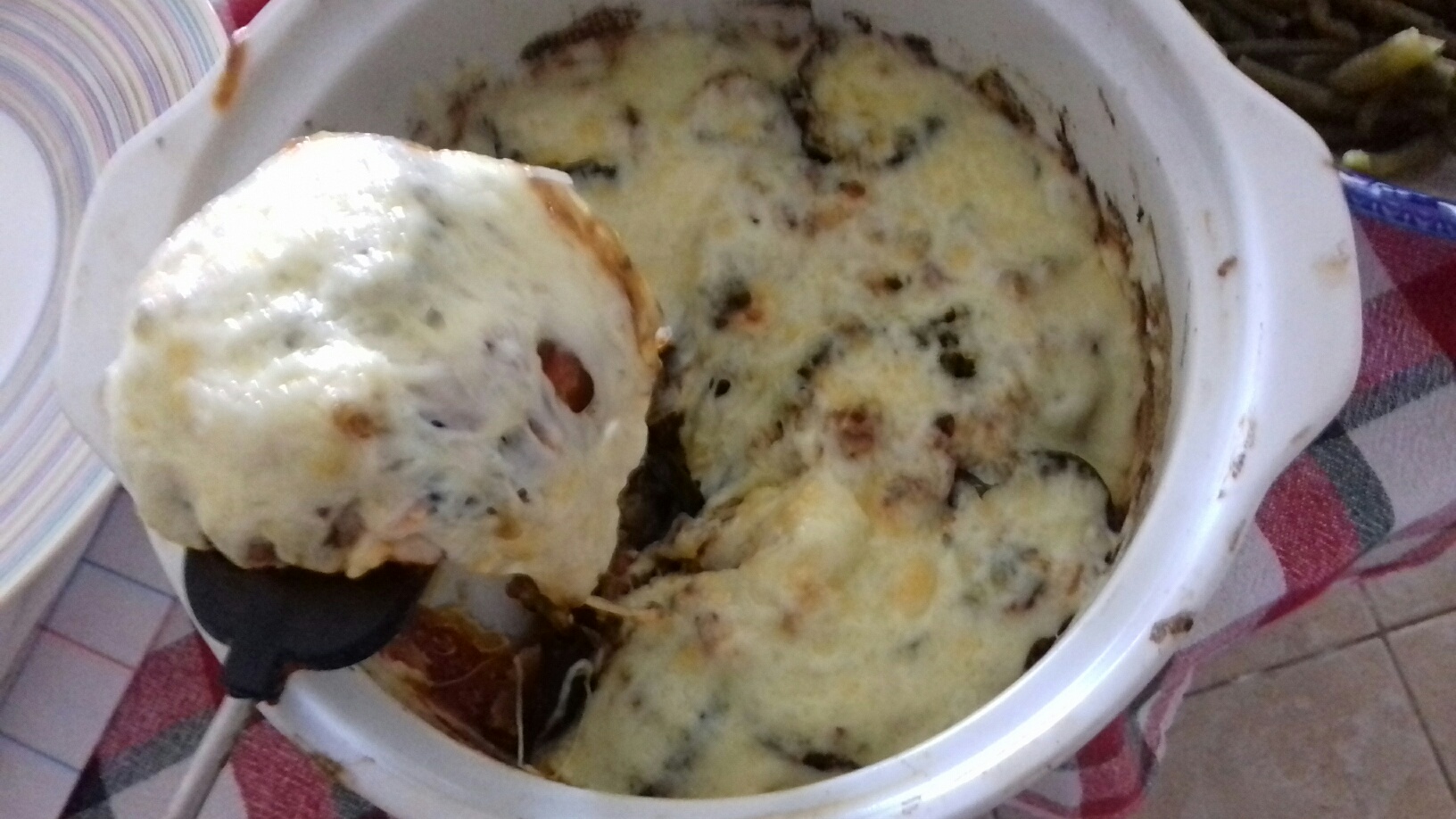 Μελιτζάνες μελωμένες στο φούρνο με σάλτσα, φέτα και άλλα τυριά